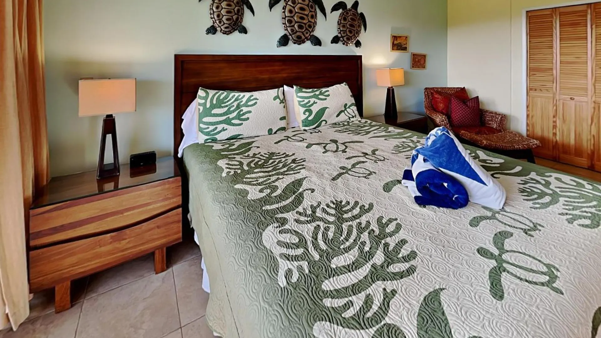 Maui Banyan T-305 *