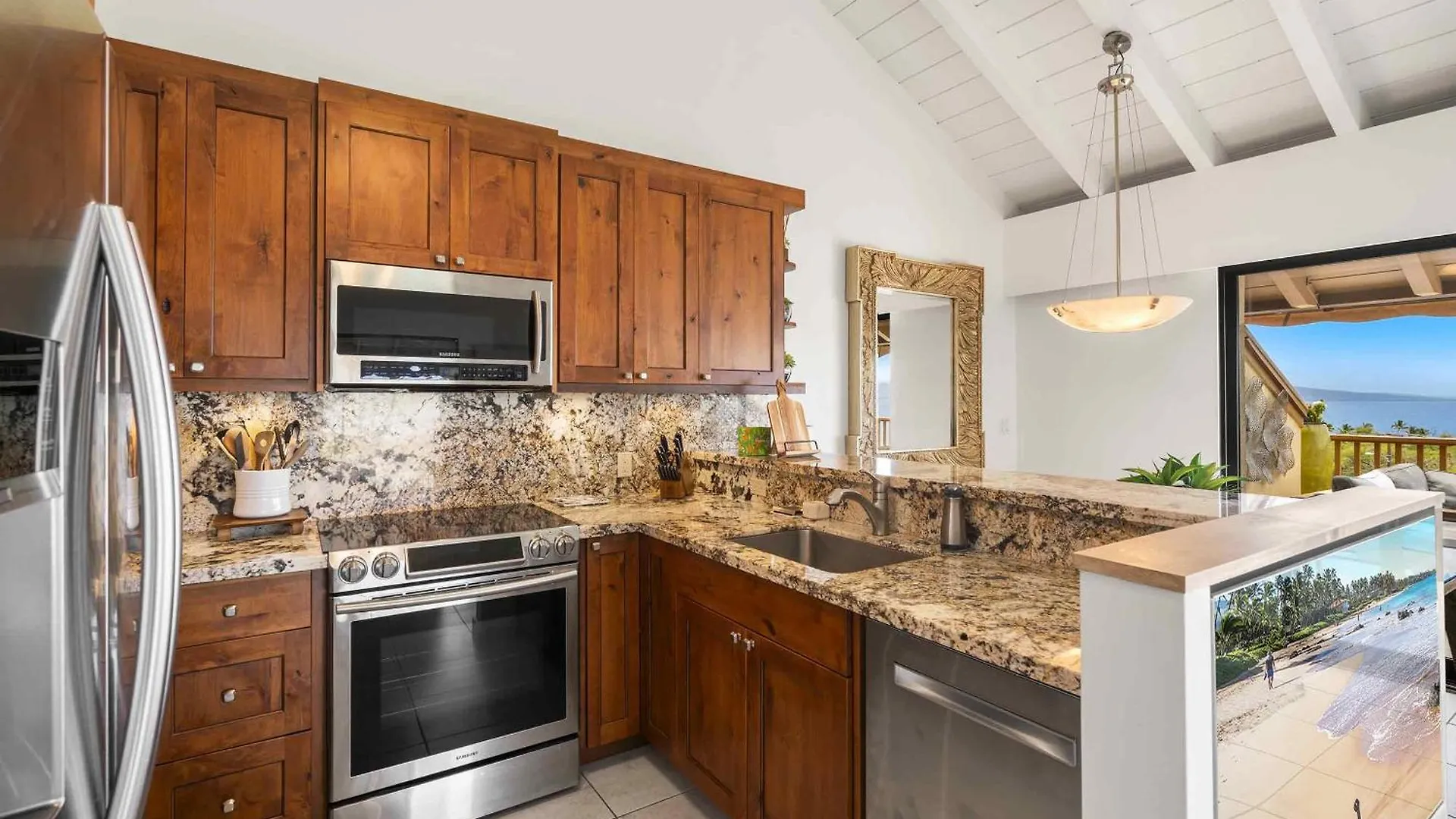Maui Kamaole A-206 - Prime Location, Stunning Renovation, Large Lanai, Split Ac! Nyaraló