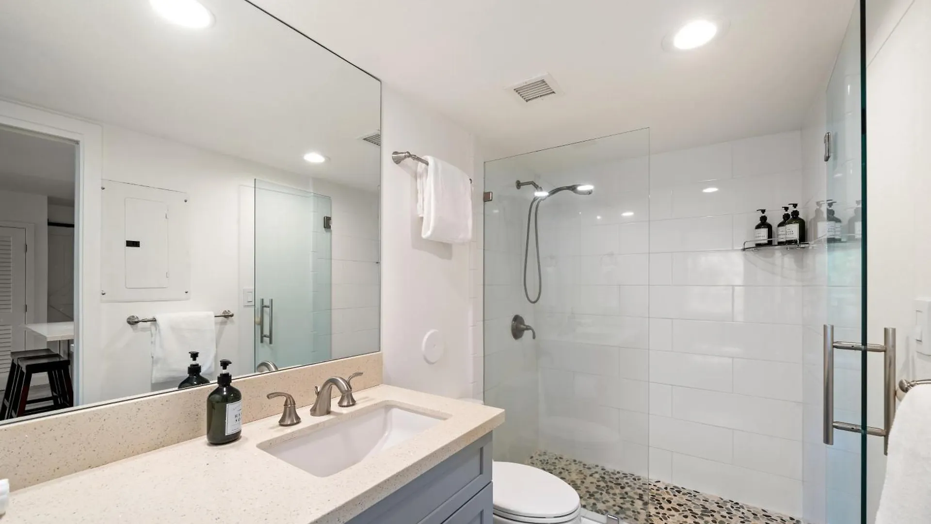 Renovated - 3 Min Walk To Toes In The Sand! 公寓式酒店