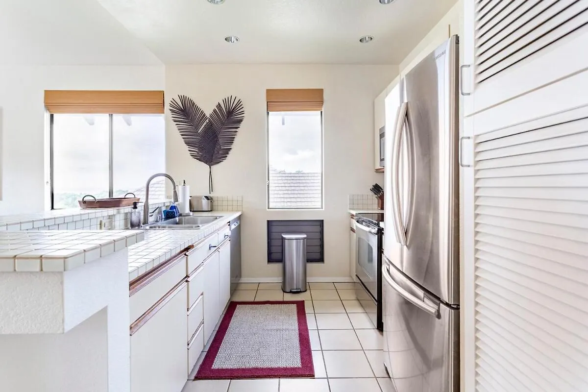 Gaze Out At Panoramic Ocean Views From An Airy Coastal Oasis ويليا