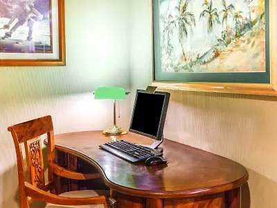 Days By Wyndham Maui Oceanfront Otel 2*